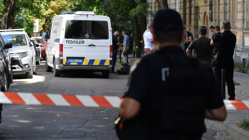 "... a feltételezett támadó futárnak öltözött és elektromos kerékpárral érkezett, megközelítette Parubijt, tüzet nyitott, majd a biciklin elmenekült a helyszínről..."