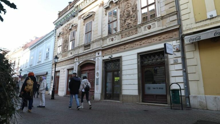 Kosz, mocsok, rendezetlenség, és hajléktalanok - ez jellemzi a pécsi belvárost olvasónk szerint Forrás: MW