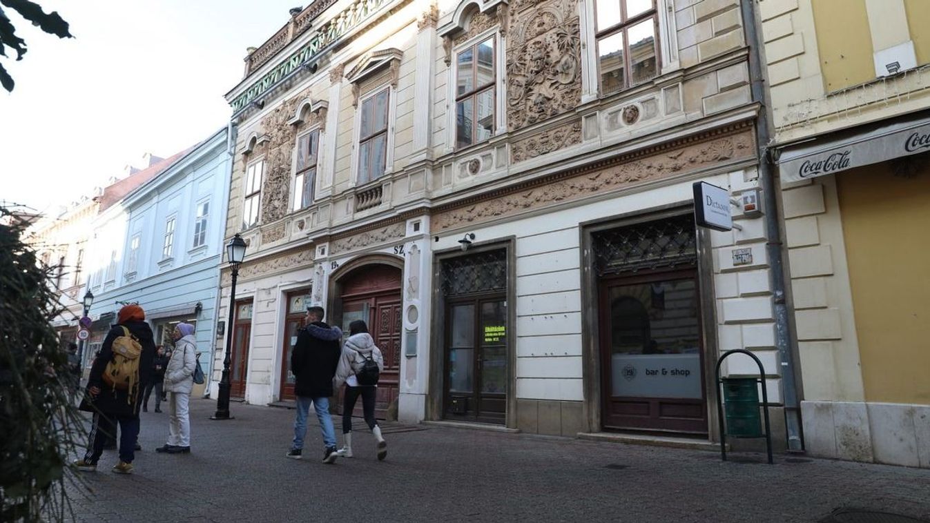 Kosz, mocsok, rendezetlenség, és hajléktalanok - ez jellemzi a pécsi belvárost olvasónk szerint Forrás: MW