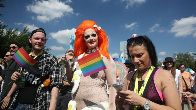 Pécs polgármestere végül arról is szólt, hogy megítélése szerint a jogi helyzet egyértelmű: miután a rendőrség betiltotta a felvonulást, s a döntést a Kúria is helybenhagyta, aki azon részt vesz, szabálysértést követ el, s akár büntetésre is számíthat."