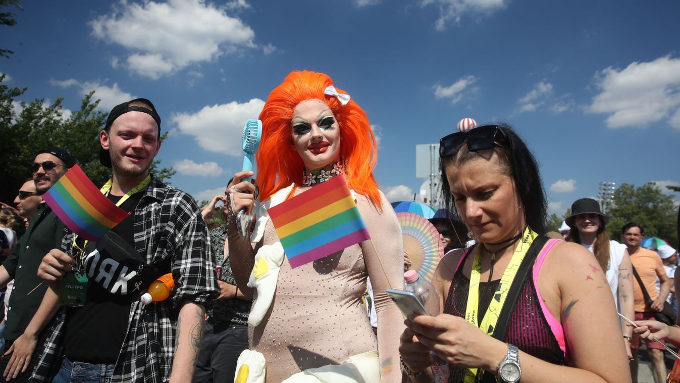 Pécs polgármestere végül arról is szólt, hogy megítélése szerint a jogi helyzet egyértelmű: miután a rendőrség betiltotta a felvonulást, s a döntést a Kúria is helybenhagyta, aki azon részt vesz, szabálysértést követ el, s akár büntetésre is számíthat."