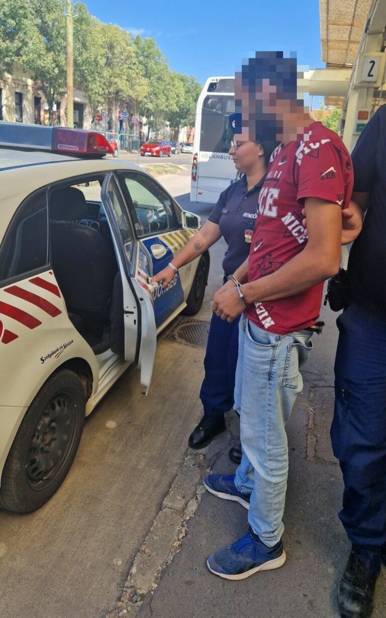 A gyöngyösi buszpályaudvaron tartott razzia: tetten értek egy bűnelkövetőt is. Forrás: HVMRFK