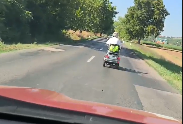 Közlekedhet így egy elektromos mozgássérült kocsi? Forrás: olvasói videó