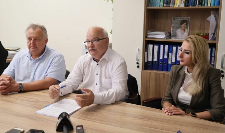 Klenk Csaba ügyvezető, Barnabás István alpolgármester és Tóth-Szivós Etelka főigazgató az egynapos sebészet újraindításával kapcsolatos aláíráson Fotó: Molnár Gyula