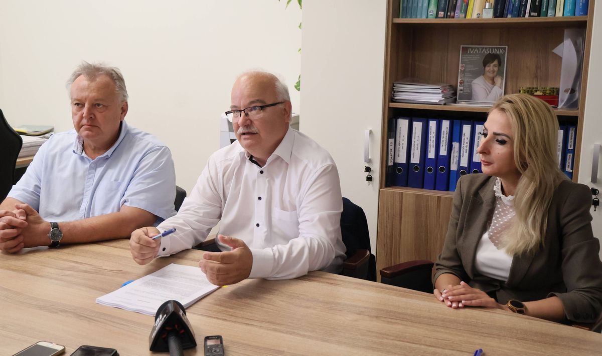 Klenk Csaba ügyvezető, Barnabás István alpolgármester és Tóth-Szivós Etelka főigazgató az egynapos sebészet újraindításával kapcsolatos aláíráson Fotó: Molnár Gyula