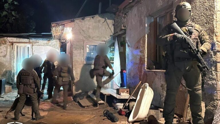 A család élő adásban közvetített a helyszínről. Ez a videofelvétel segítette az elkövetők beazonosítását.