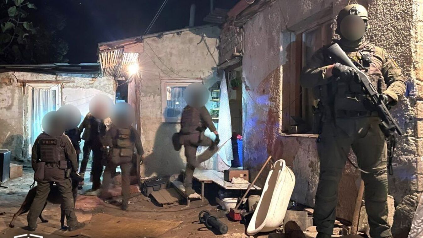 A család élő adásban közvetített a helyszínről. Ez a videofelvétel segítette az elkövetők beazonosítását.