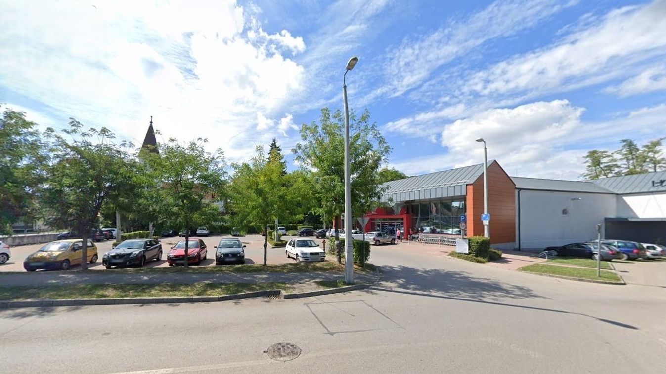 Bezár a patak melletti szupermarket Szigetváron. Forrás: Google Maps