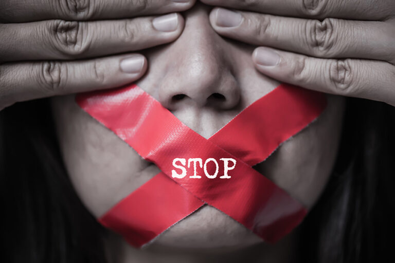 Korábban Ukrajnában 15 magyar, román, moldovai és görög weboldalt blokkoltak, amelyek a hivatalos hatósági állítások szerint orosz propagandát terjesztettek.