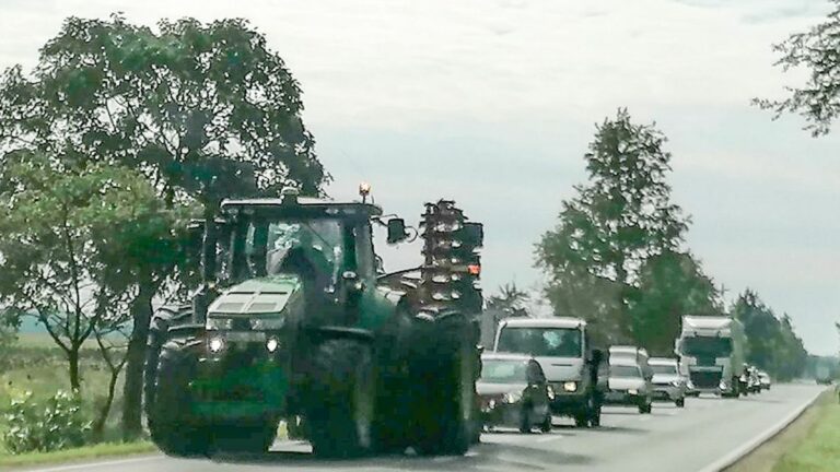 A traktorok közúton haladása a közlekedés minden szereplőjétől fokozott figyelmet követel meg Forrás: vaol.hu / Horváth Balázs