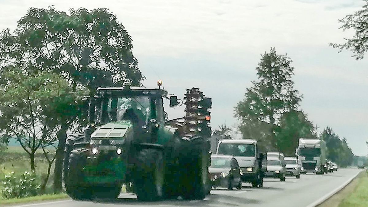 A traktorok közúton haladása a közlekedés minden szereplőjétől fokozott figyelmet követel meg Forrás: vaol.hu / Horváth Balázs