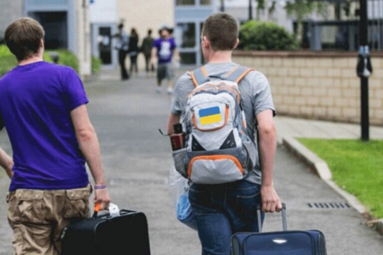 "... a fiatal férfiak tömeges külföldre utazásának tendenciája egyre erőteljesebbé válik..."