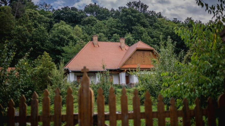"Ez nagy könnyebbséget jelenthet a zártkerti ingatlanok tulajdonosainak, de egyáltalán nem jelenti azt, hogy automatikusan beépíthetővé válnak ezek a telkek."