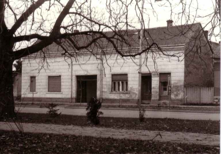 A barcsi zsinagóga előtt: a Novák-féle ház, itt volt az első izraelita imaház és elemi iskola Forrás: Rózsás Márton facebook oldala