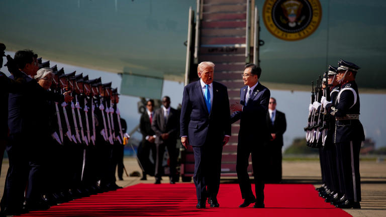 Donald Trump találkozni akart Kim Dzsongunnal, aki inkább kilőtt egy rakétát