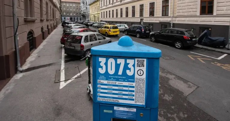 Eltörölné a közterületi parkolás kényelmi díját a kormány