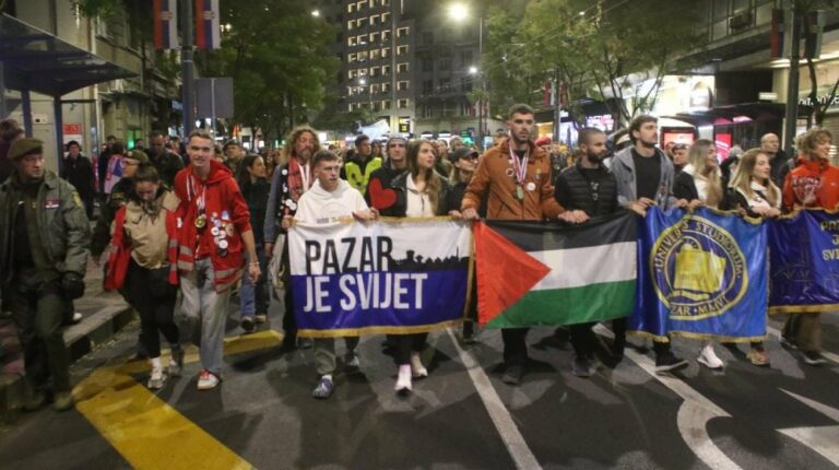 "...este két diák- és polgároszlop érkezett Belgrádba, akik Novi Pazarból Újvidékre gyalogoltak..."