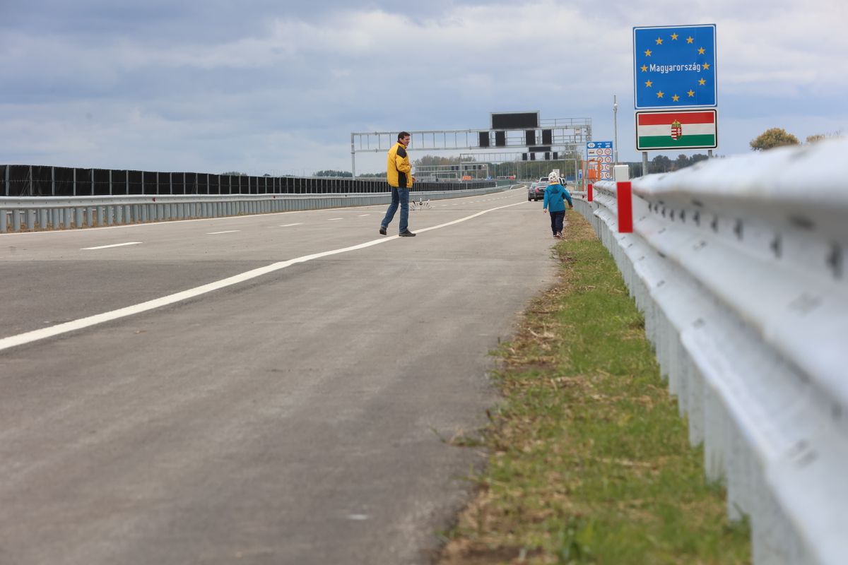 Az M6-os autópályán keddtől már nem lehet gyalog járni, a forgalom megindult reggel