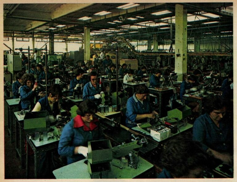 A Bakony Művek szerelőcsarnoka a hetvenes évek végén – napi több ezer alkatrész készült itt a Ladákhoz és Polskikhoz Fotó: auto-motor.hu