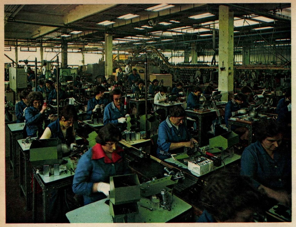 A Bakony Művek szerelőcsarnoka a hetvenes évek végén – napi több ezer alkatrész készült itt a Ladákhoz és Polskikhoz Fotó: auto-motor.hu