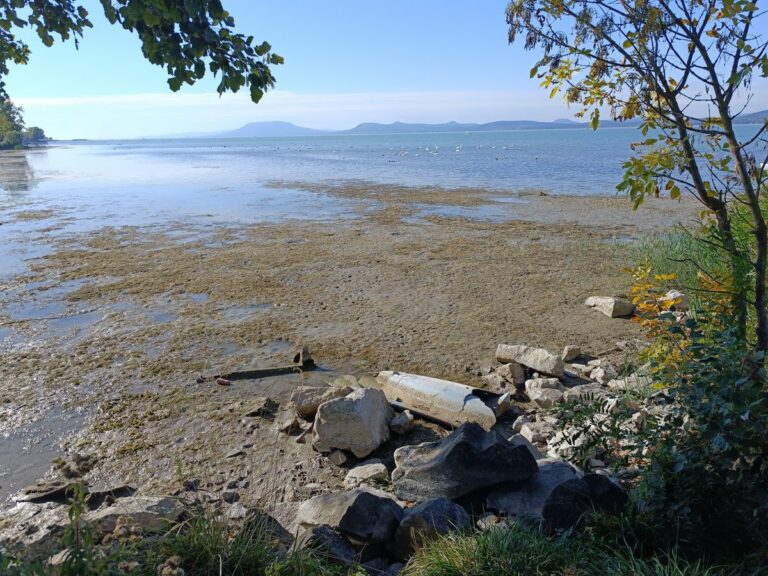 A Balatonlellei szabadstrand október első hétvégéjén Fotó: Lang Róbert