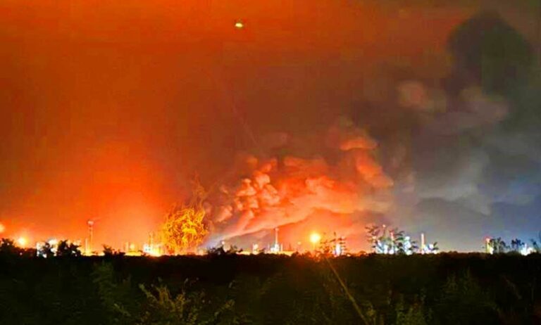 A százhalombatti olajfinomító üzemében keddre virradóra keletkezett hatalmas tűz. Forrás: budapestkornyeke.hu