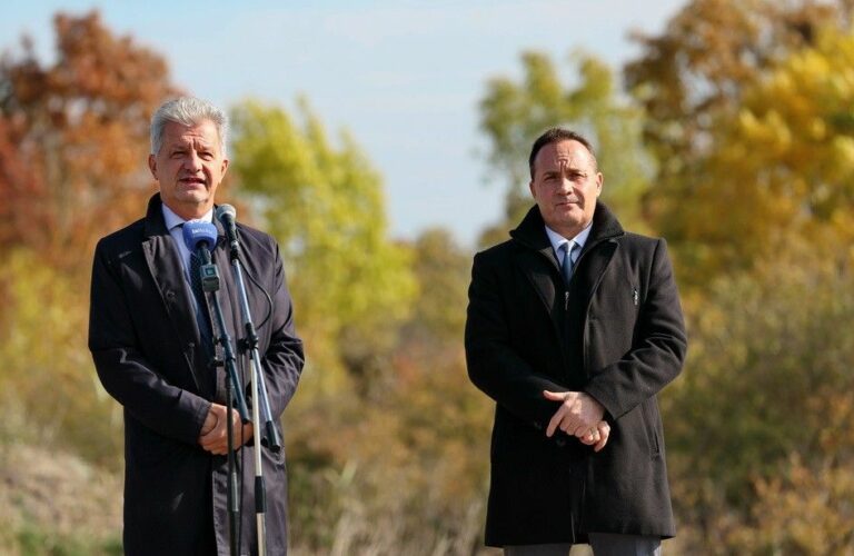 A Modern Városok Program keretében hiánypótló békéscsabai beruházás valósul meg, megépül az Építők útja a Lencsési út és a Csányi utca között is, jelentette be dr. Takács Árpád főispán és Szarvas Péter polgármester. Fotó: Lehoczky Péter