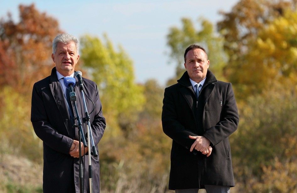 A Modern Városok Program keretében hiánypótló békéscsabai beruházás valósul meg, megépül az Építők útja a Lencsési út és a Csányi utca között is, jelentette be dr. Takács Árpád főispán és Szarvas Péter polgármester. Fotó: Lehoczky Péter