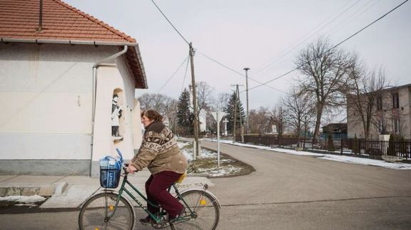 Kötelező felszerelések: a fékek, (első hátsó kerékre), a csengő, a világítás (elől fehér lámpa, hátul pedig piros), illetve fényvisszaverők (küllőprizmák).