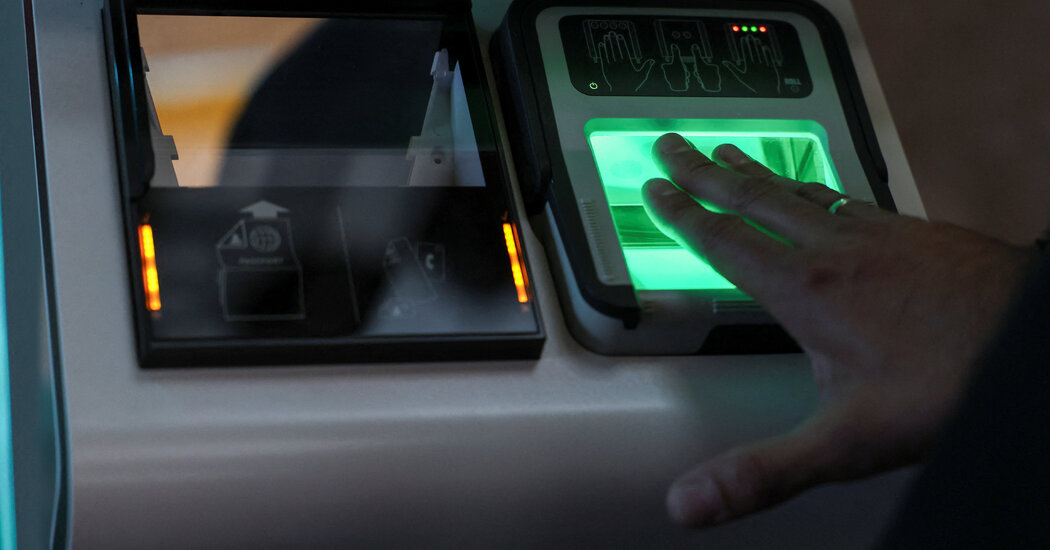 "Ez a rendszer idővel felváltja az útlevelek kézi pecsételését."