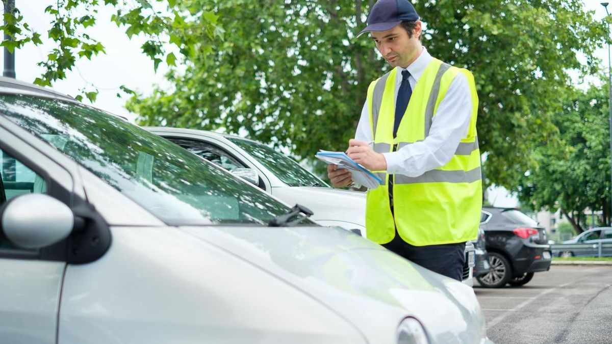 A parkolási bírság a legtöbb esetben jogszerű, azonban vannak kivételes helyzetek, amikor azt nem kell megfizetni. Forrás: Shutterstock / Illusztráció