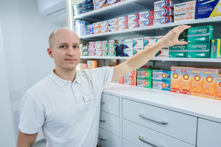 dr. Pápai Zoltán úgy tapasztalja, az emberek több covid-tesztet vásároltak Fotó: Csapo Balazs