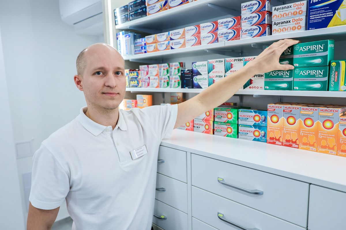 dr. Pápai Zoltán úgy tapasztalja, az emberek több covid-tesztet vásároltak Fotó: Csapo Balazs