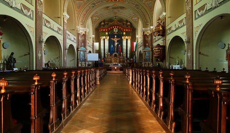 Ittas férfi zavarta meg a misét a kiskundorozsmai templomban. Fotó: Kiskundorozsmai Keresztelő Szent János Templom Facebook-oldala