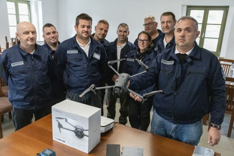 A Pölöskei Polgárőr Egyesület majdnem minden drónhasználatra kiképzett tagja ott volt az új eszköz érkezésekor. A képen jobbról Szalai Ferenc Fotó: Pezzetta Umberto