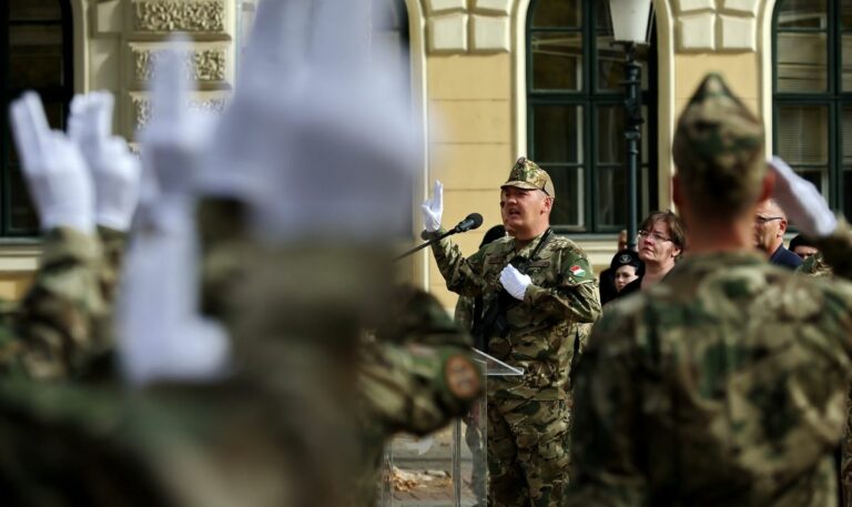 A katonai eskütétel során Békéscsabán, a Szent István téren mintegy száz honvéd tett fogadalmat. Fotó: Lehoczky Péter