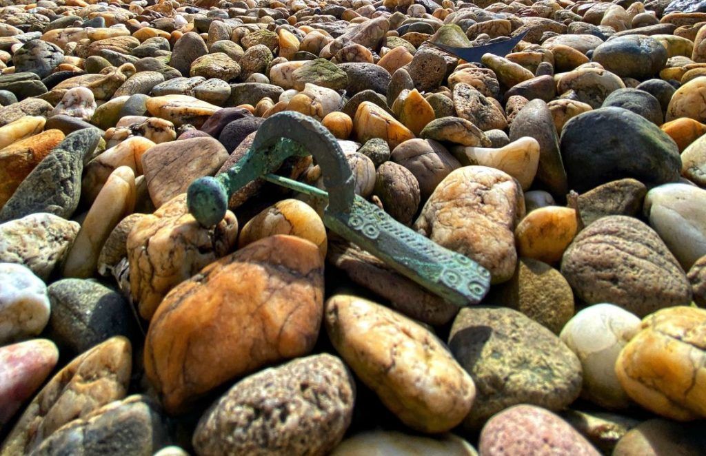 A folyami kavicsok között pihent a fibula Forrás: TelePaks