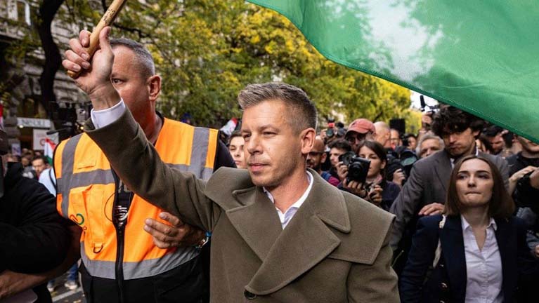 „Forradalmárnak” akart látszani, bohóc lett belőle