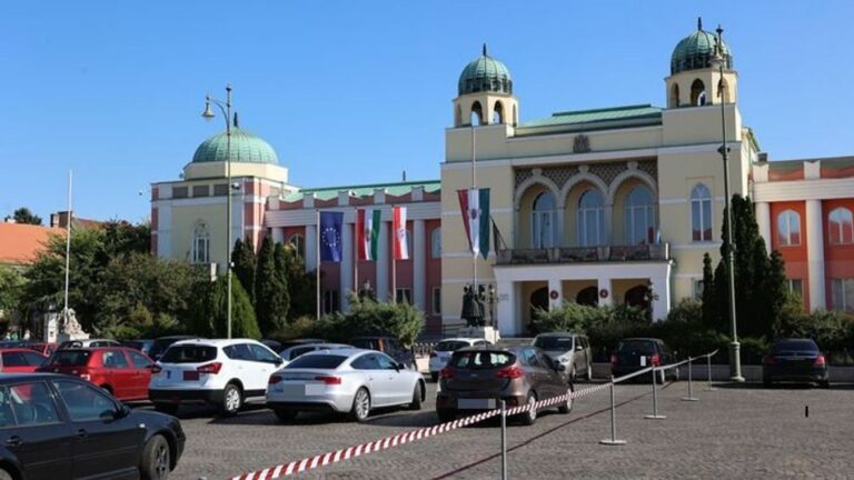 Már zajlik a munka Mohács belvárosában, lezárták a templom környékét