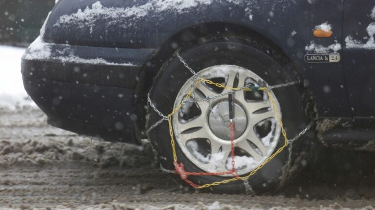 A legfontosabb talán ilyenkor a téli gumiabroncsok használata, hiszen 7 °C alatt a nyári gumik tapadása jelentősen romlik