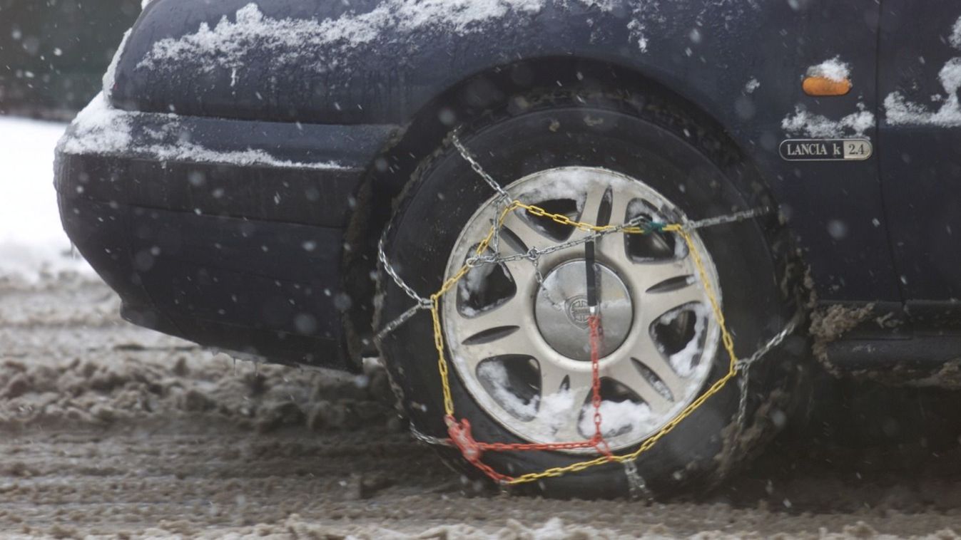 A legfontosabb talán ilyenkor a téli gumiabroncsok használata, hiszen 7 °C alatt a nyári gumik tapadása jelentősen romlik
