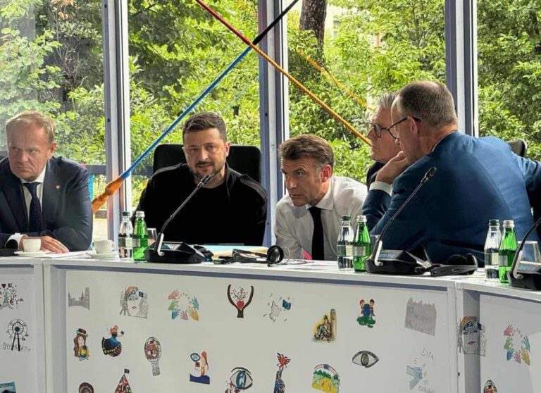 ... jelentős különbséget jelent, hogy amíg a Kreml saját olajkészletének és gázkapacitásának köszönhetően önerőből képes fedezni a háborús kiadásokat, addig Kijev teljesen kiszolgáltatott pénzügyi aspektusból...