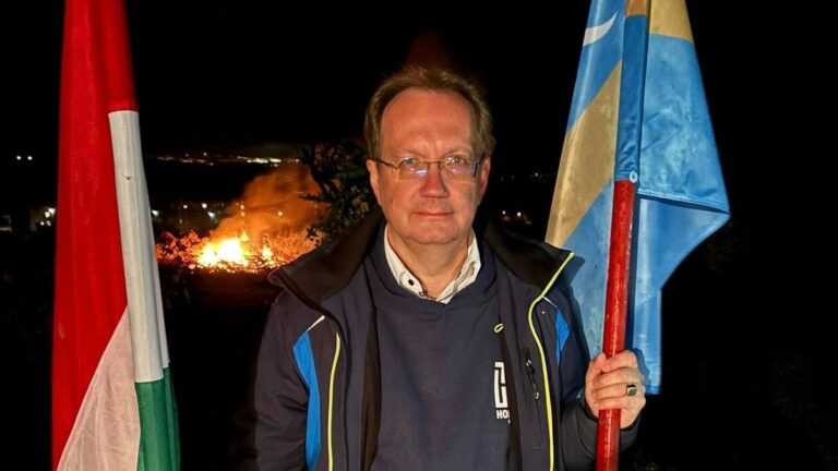 Hoppál Péter parlamenti képviselő a kővágószőllősi székely őrtűznél - Forrás: Hoppál Péter Facebook