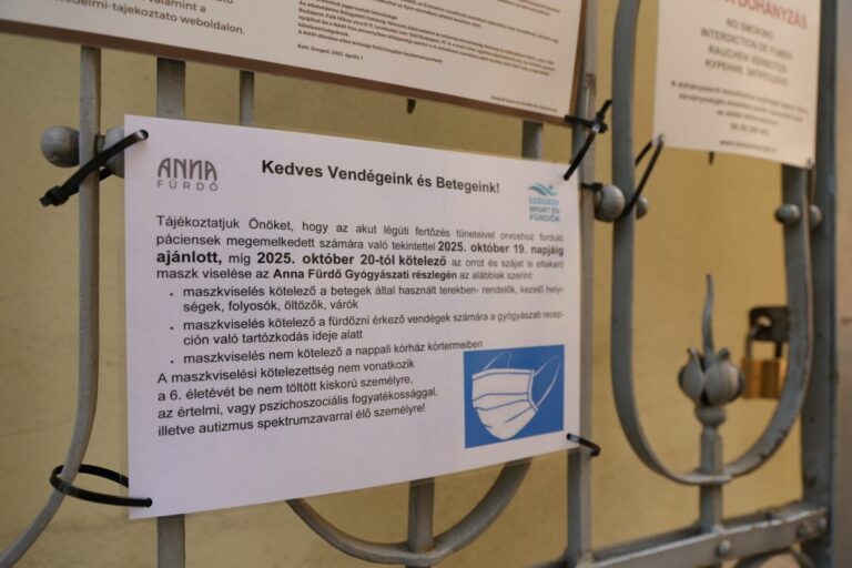 Az Anna Fürdő falain újra ott a felirat, amit senki sem akart viszontlátni. Fotó: Karnok Csaba