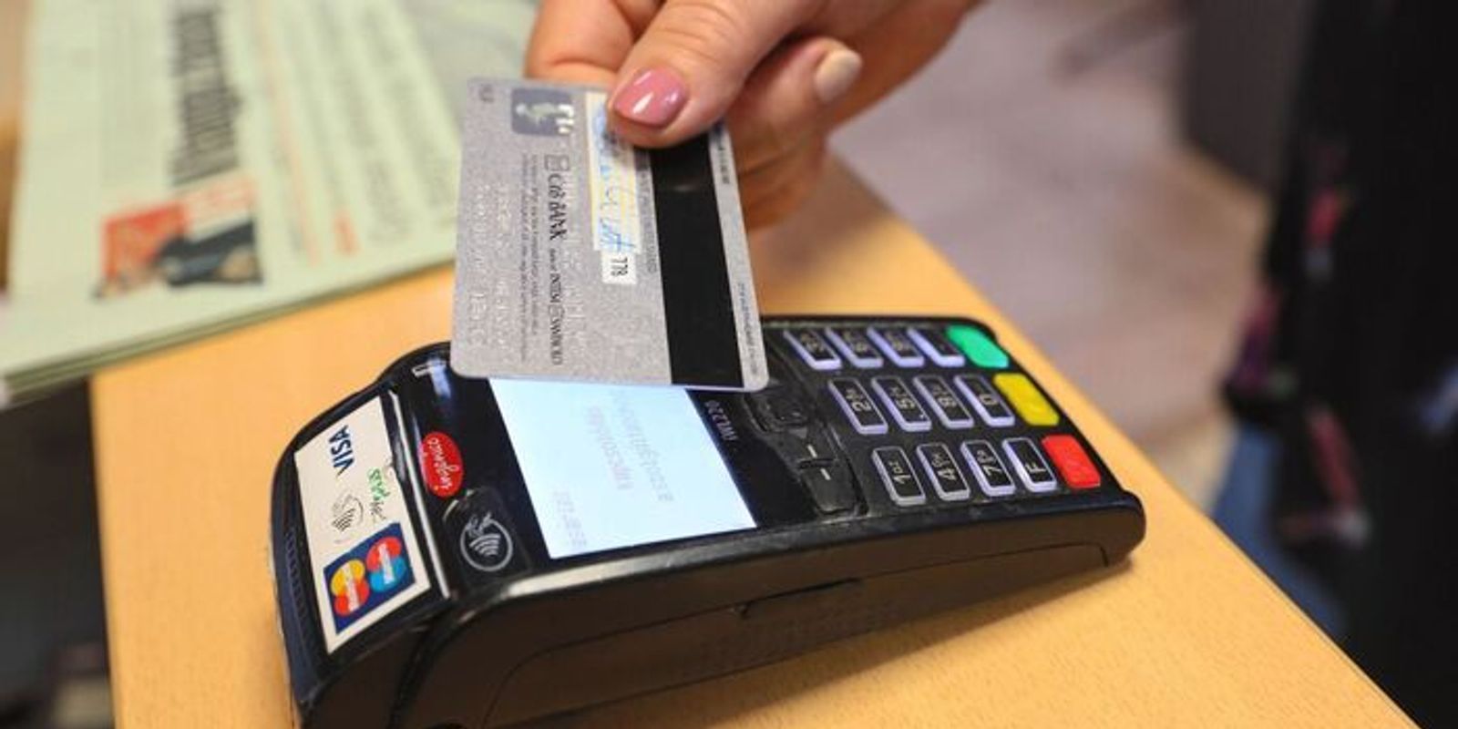 a kártyaadatok nem kerülnek ki az eszközből, és egy esetleges adatlopás sem jelent valós veszélyt.