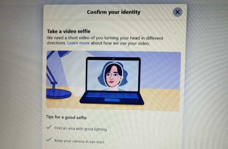 A Facebook-fiókok feltörése esetén bizony szelfit kérnek, hogy azonosítsd magad. Fotó: Antal Lívia / Zalai Hírlap