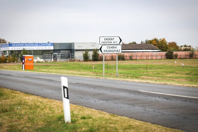 A Csabai Kolbászfesztivál 2025-ös rendezvényen az autóbuszos közlekedésnek és a parkolásnak is nagy szerepe van, már elkerítették a parkolókat. Fotó: Dinya Magdolna