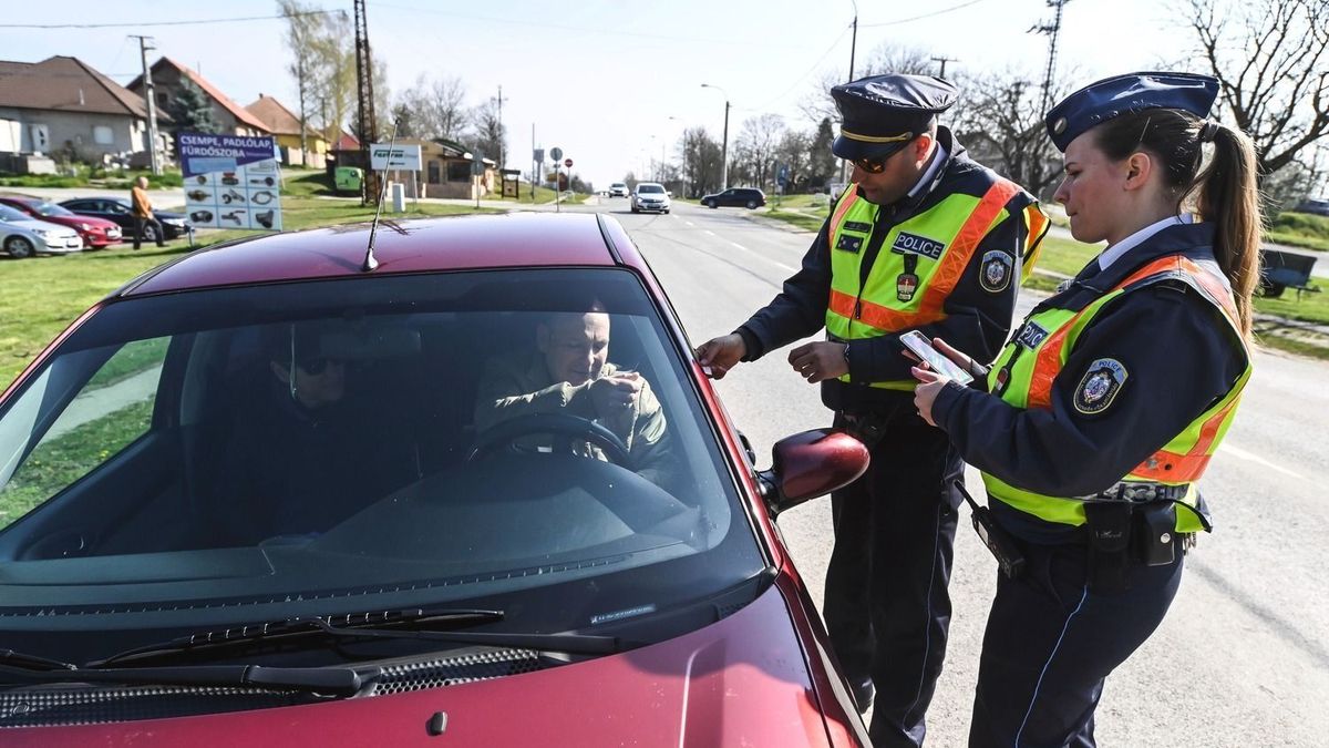Bár Magyarországon nem kötelező írásos meghatalmazás vagy kölcsönadási szerződés a gépjárművekről, azért bizonyos esetekben nem árt, ha van valamilyen írásos dokumentum, melyet akár az igazoltatás során fel tudunk mutatni. Képünk illusztráció Fotó: Kiss Albert
