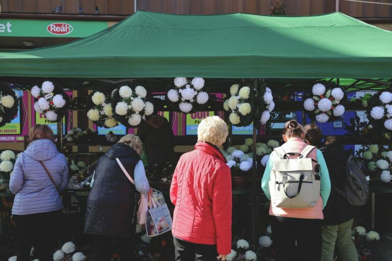Halottak napja előtt többféle koszorú is kapható a Katona téri piacon Forrás: Huszár Márk / Heol.hu