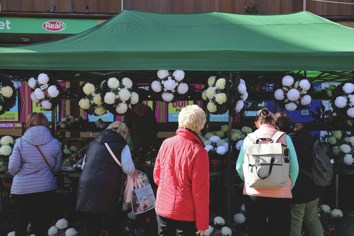 Halottak napja előtt többféle koszorú is kapható a Katona téri piacon Forrás: Huszár Márk / Heol.hu